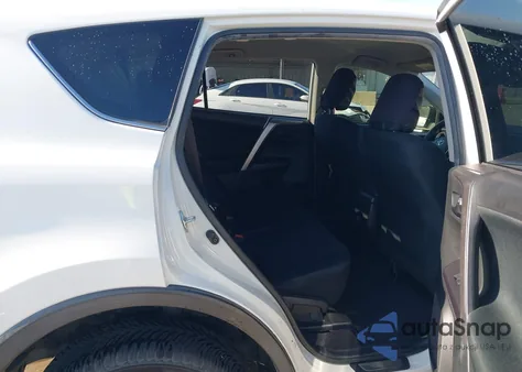 2017 Toyota Rav4 Le z USA, uszkodzony, nr VIN JTMZFREV8HJ716777
